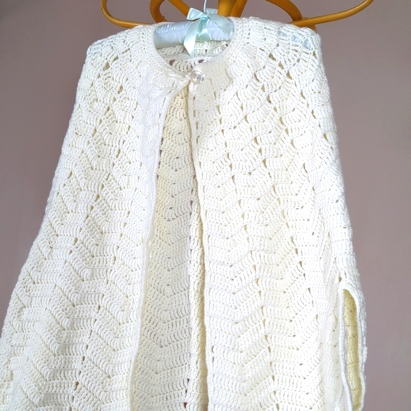 Vintage white hand crafted crochet cape - Picture 2 of 7